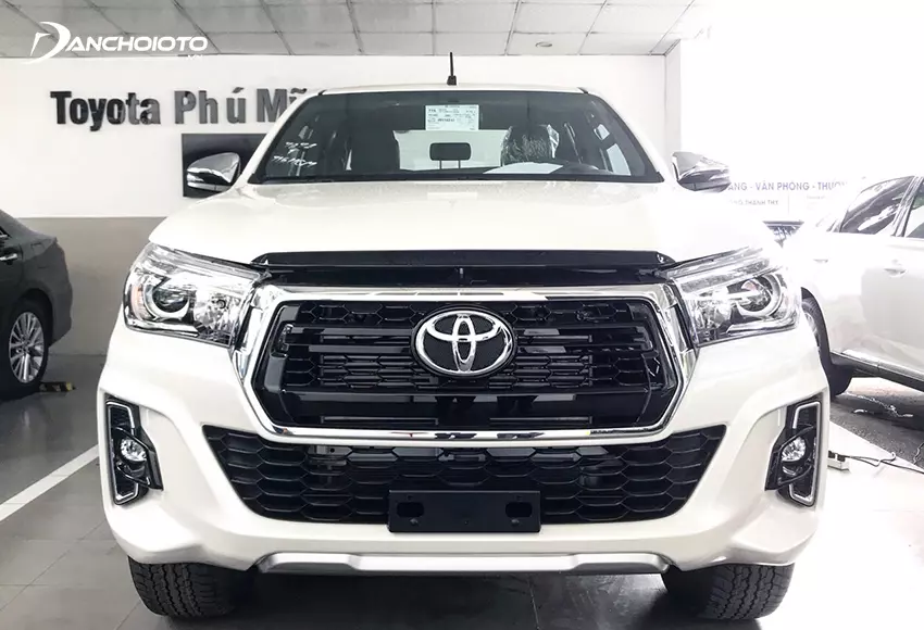 Toyota Hilux 2019 có đặc điểm nhận diện với thiết kế lưới tản nhiệt hình lục giác viền chrome bản to bên ngoài