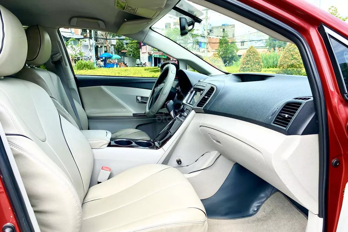 Không gian hàng ghế trước xe Toyota Venza 2010