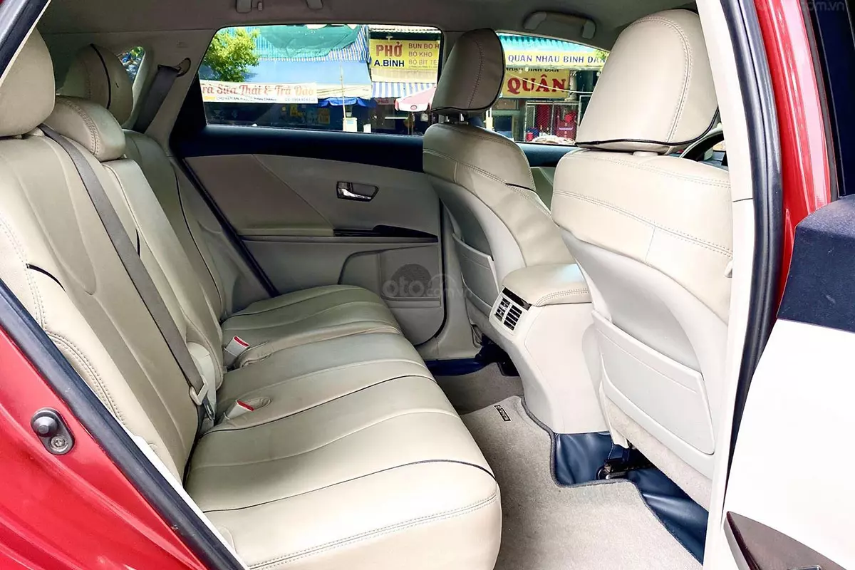 Không gian hàng ghế sau xe Toyota Venza 2010