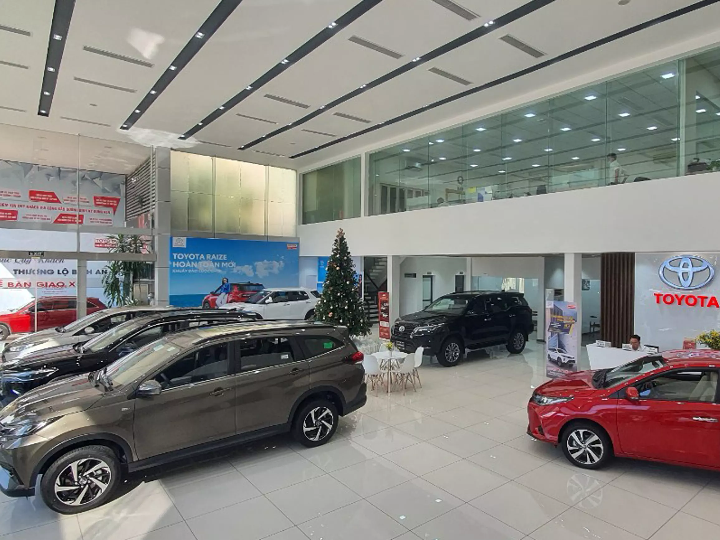 Phòng trưng bày của đại lý Toyota Hà Nội - Toyota Giải Phóng