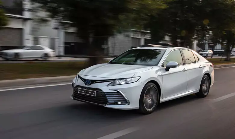 Để Toyota Camry lăn bánh tại Việt Nam chủ xe cần chi trả thêm một số chi phí bắt buộc theo quy định