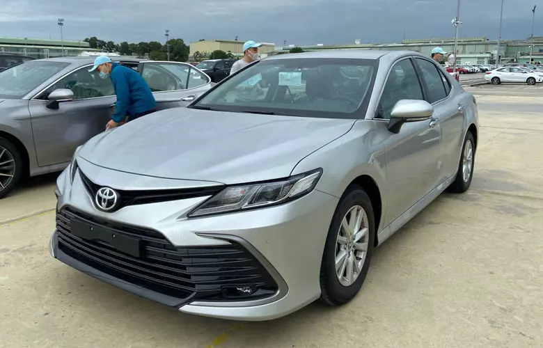 Giá lăn bánh Toyota Camry 2.0G dao động từ 1.180 - 1.220 triệu đồng.