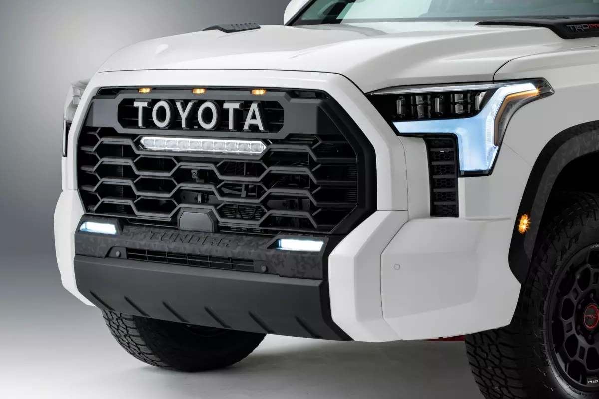 Lưới tản nhiệt xe Toyota Tundra 2022.