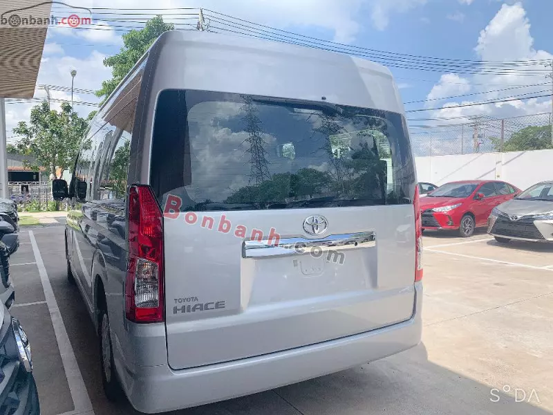 Đuôi xe Toyota Hiace 2022