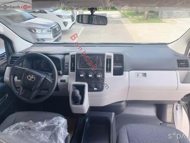 Cabin lái trên Toyota Hiace 2022