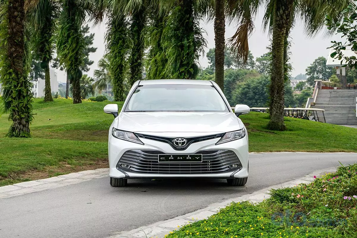 Giá lăn bánh xe Toyota Camry 2019 vẫn cao nhất phân khúc sedan hạng D a1