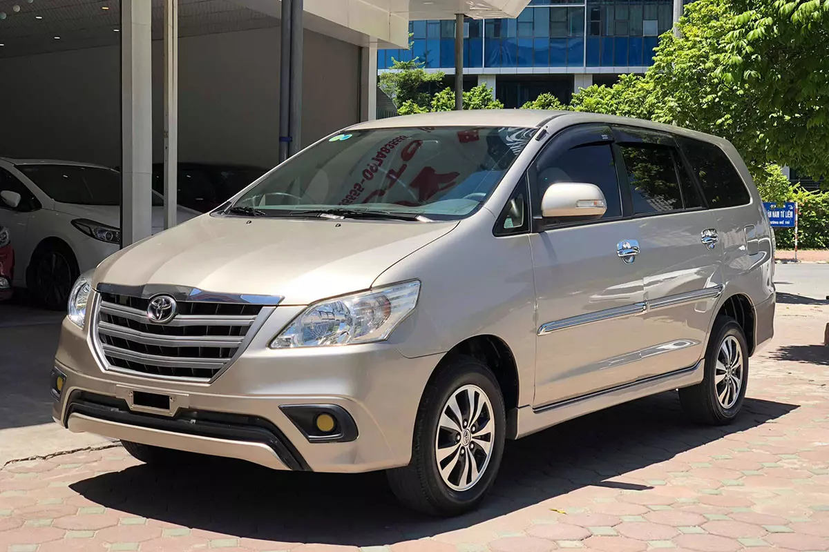 Toyota Innova 2.0E 2015