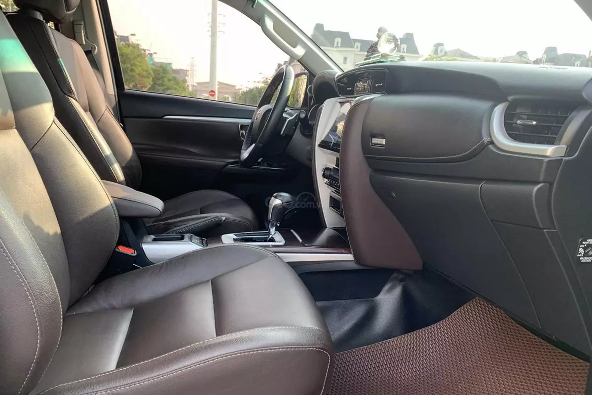 Không gian khoang cabin xe Toyota Fortuner 2017