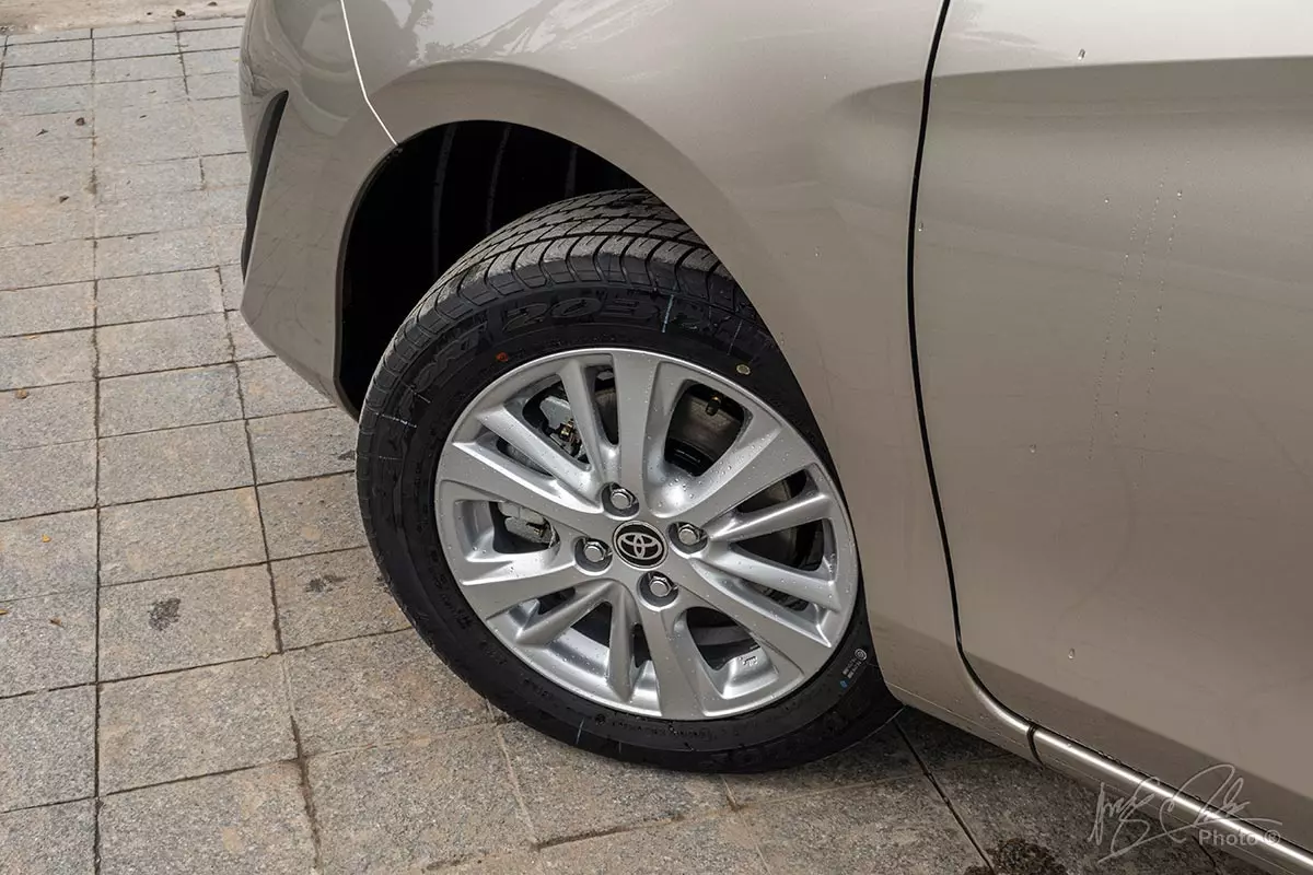 Đánh giá xe Toyota Vios 2020 phiên bản 1.5E MT: La-zăng hợp kim 15 inch tiêu chuẩn cùng bộ lốp 185/60 R15.