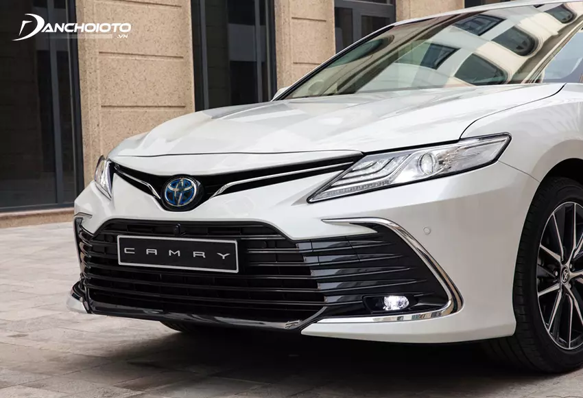 Ngay từ đầu xe Toyota Camry 2024 đã khẳng định vị thế của mình bằng một bộ lưới tản nhiệt cực kỳ ấn tượng