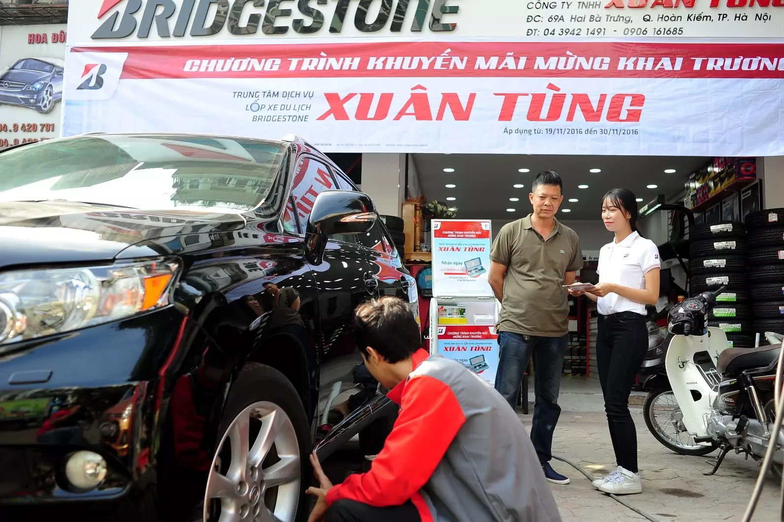 Nhân dịp khai trương, B-shop Xuân Tùng dành tặng khách hàng bộ vít đa năng Bosch khi mua 2 lốp Bridgestone