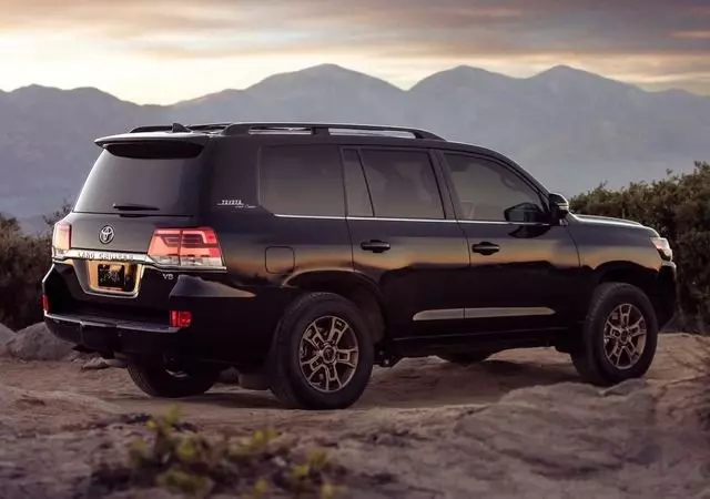 Land Cruiser 2018 có nội thất hiện đại và sang trọng 1