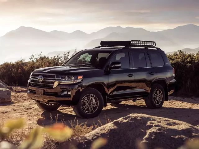 Ngoại hình Toyota Land Cruiser cũ đời 2018.