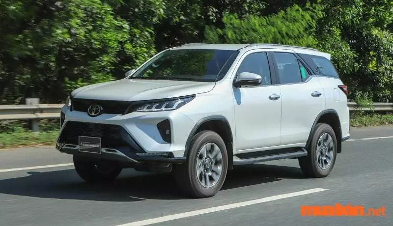 xe Toyota Fortuner cũ trắng