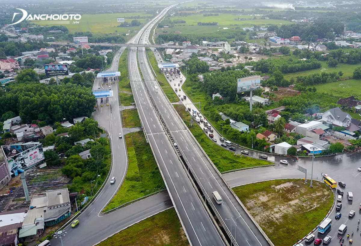 Phí đường bộ là một loại phí mà chủ phương tiện giao thông phải nộp nhằm mục đích bảo trì, nâng cấp đường bộ