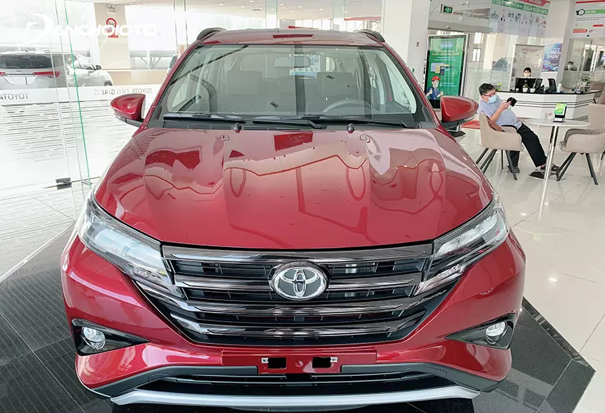 Lưới tản nhiệt Toyota Rush 2023 đậm chất truyền thống với 4 thanh nan chạy ngang đơn giản