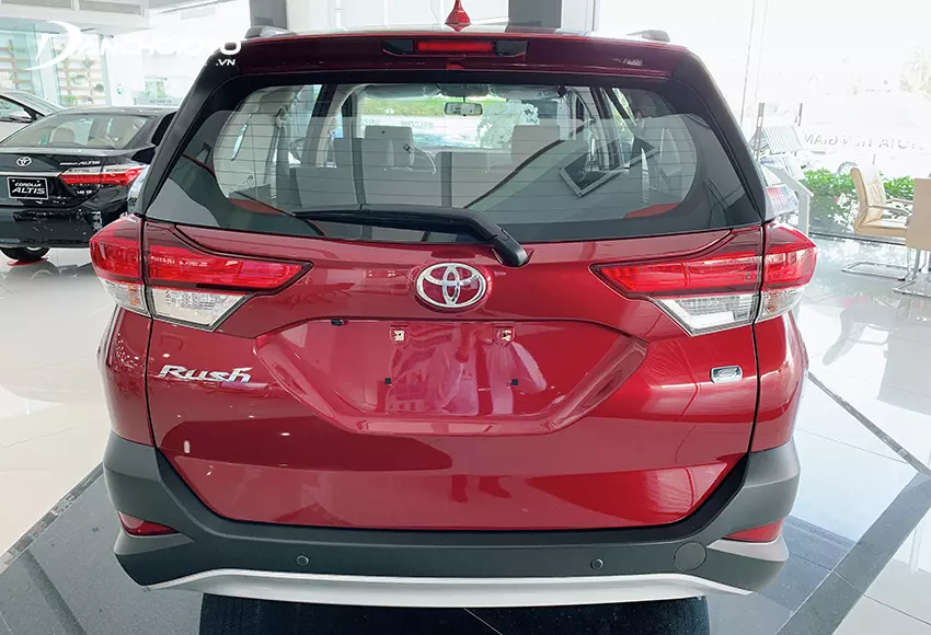 Đuôi xe Toyota Rush 2023 khá cơ bắp nhưng có cảm giác hơi hẹp