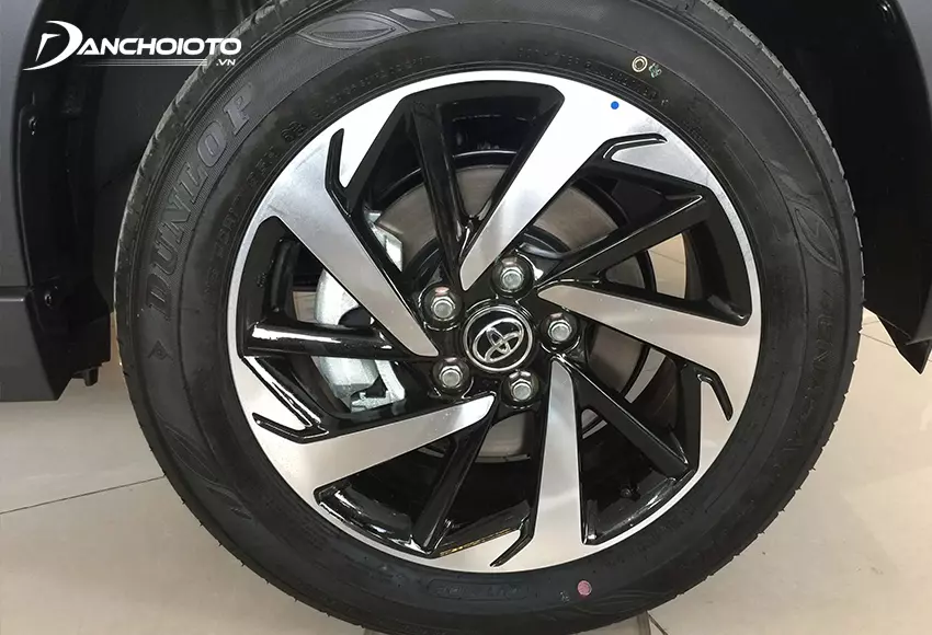 Toyota Rush 2023 được trang bị mâm kích cỡ 17inch, 5 chấu xoáy hai màu