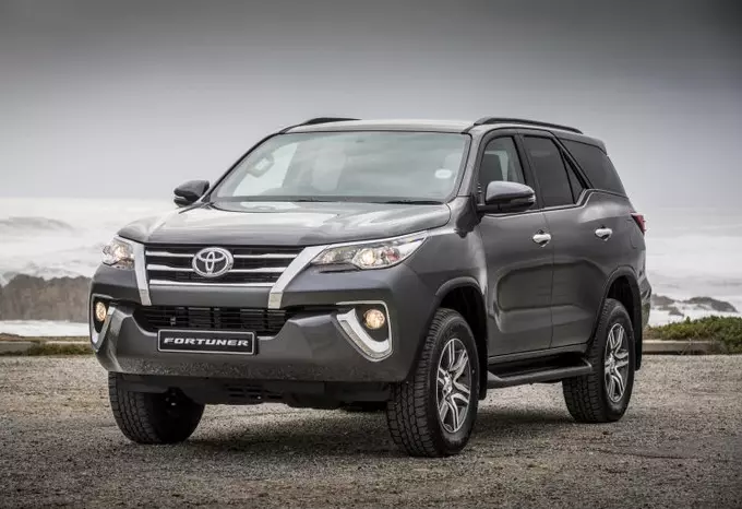 Toyota Fortuner là mẫu xe ô tô 500 triệu 7 chỗ loại cũ đáng mua.