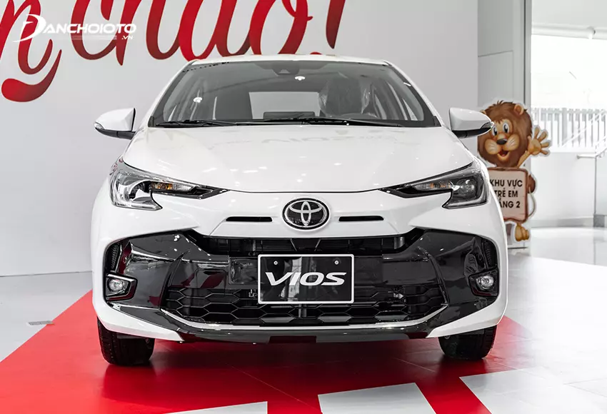 Đầu xe Toyota Vios 2024 được thiết kế cân đối với ngôn ngữ thiết kế “Keen Look”