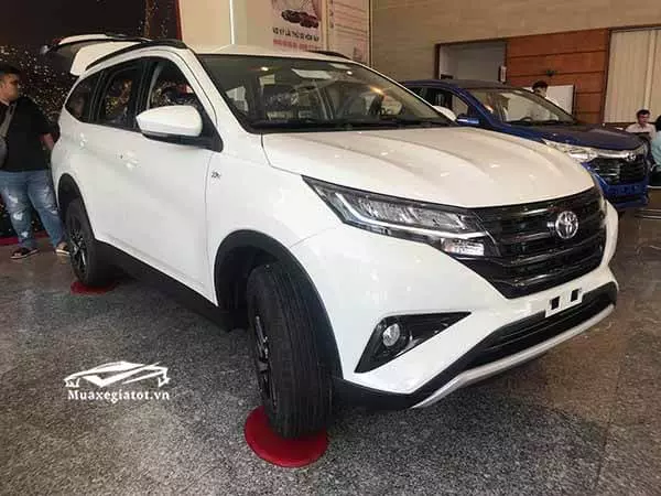 Toyota Rush có 6 màu ngoại thất : Đỏ đậm, đỏ tươi, bạc, đồng, trắng, đen được nhập khẩu từ Indonesia