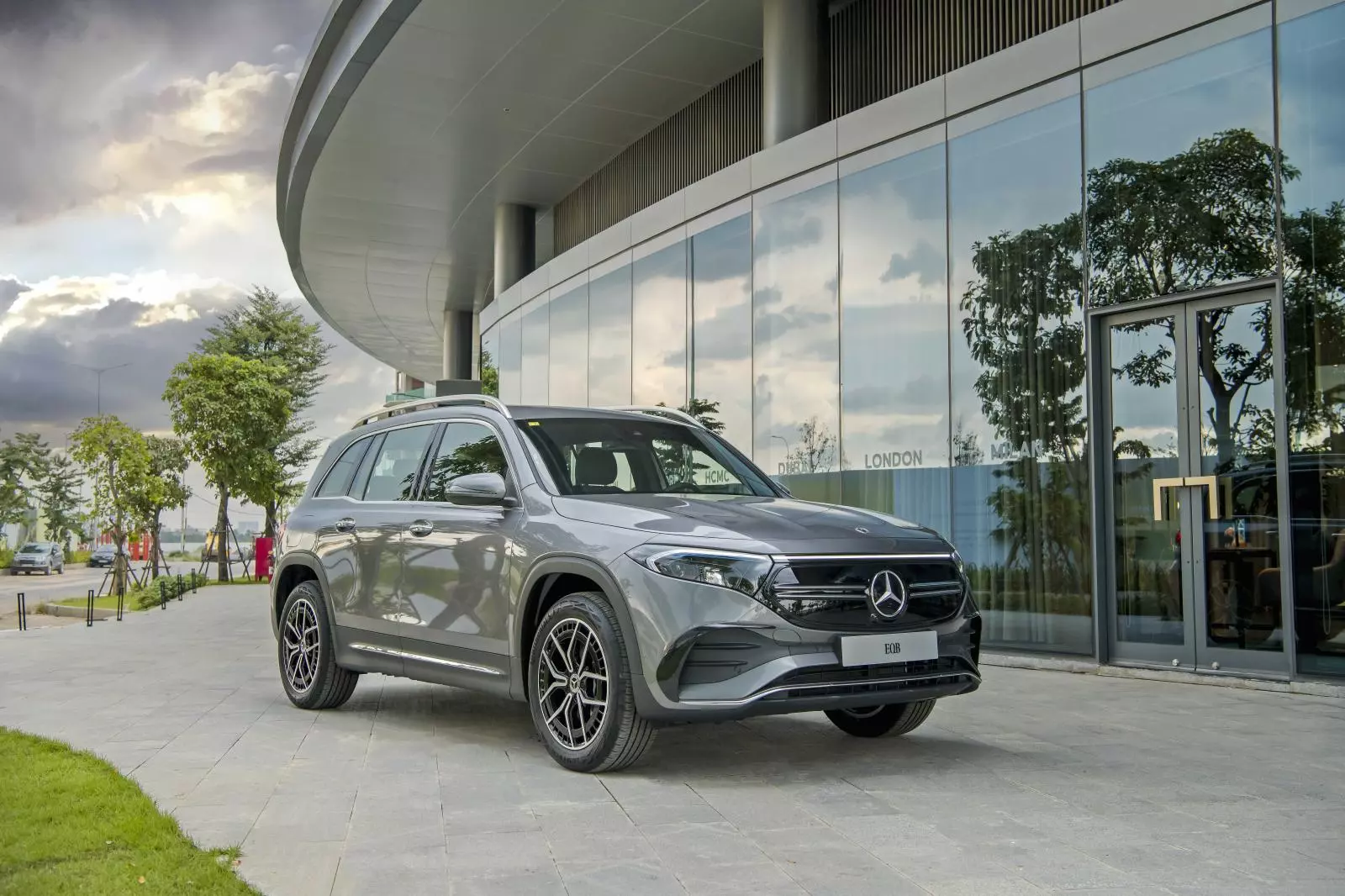 Giá xe Mercedes-Benz EQB 250 mới nhất Việt Nam.