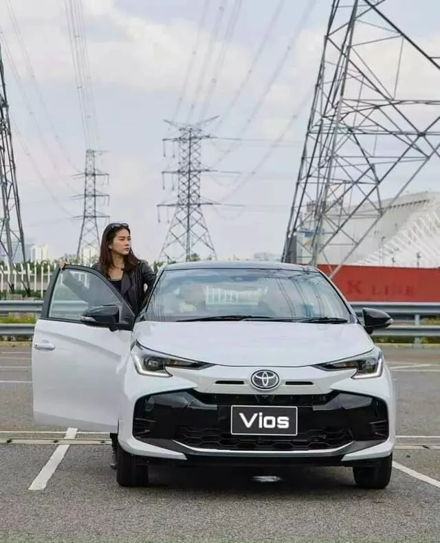 Toyota-Vios-2023-ban-le