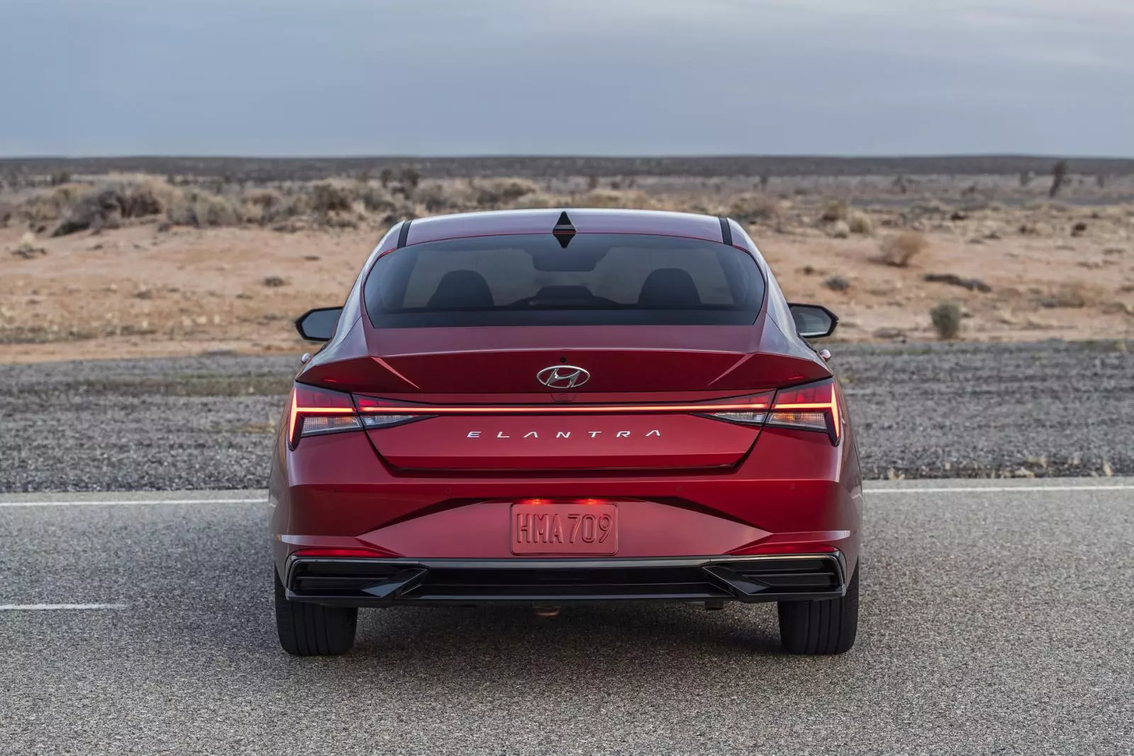 Đuôi xe Hyundai Elantra 2021 tút tát bắt mắt.