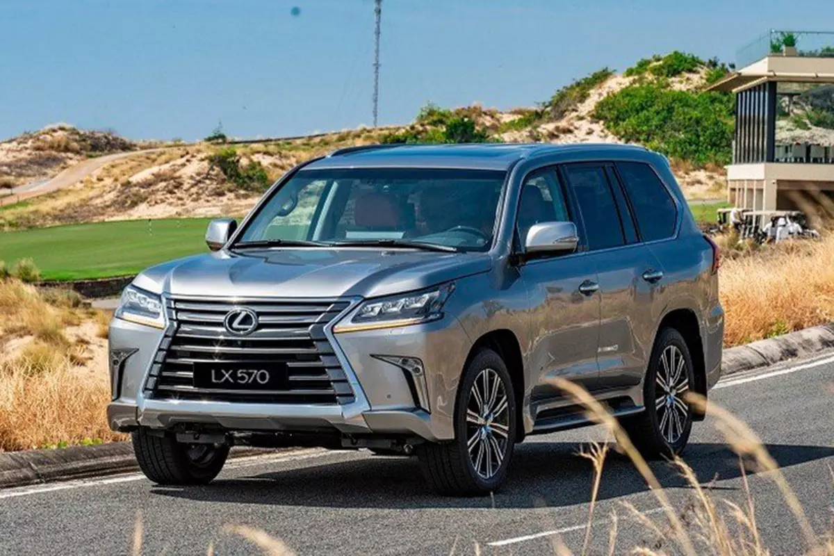 đầu xe Lexus LX 570.