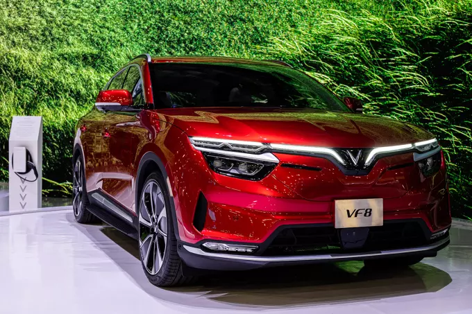 đầu xe VinFast VF8.