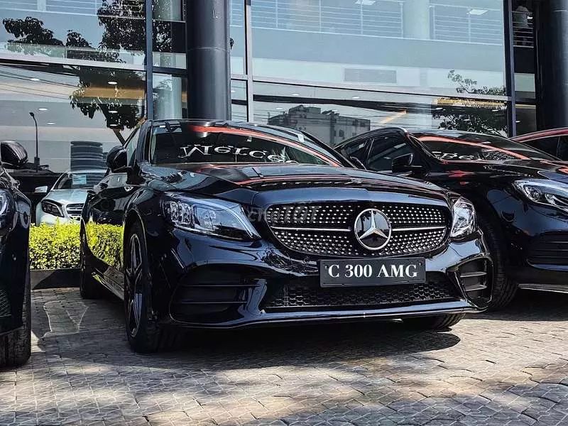 Mercedes C300 màu đen có diện mạo vô cùng cuốn hút