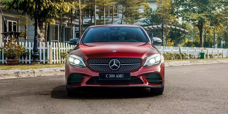 Chiếc Mercedes C300 màu Đỏ này nhận được rất nhiều sự quan tâm của người mua