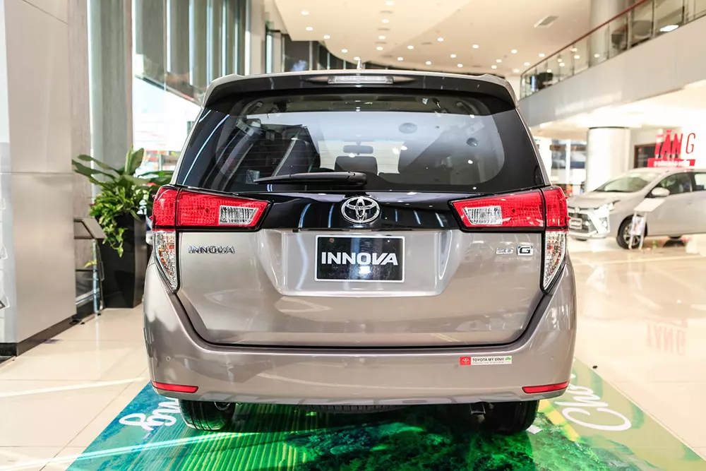 đuôi-xe-toyota-innova