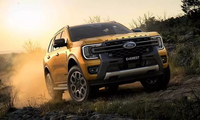 Ford-Everest-2023-hong-xe