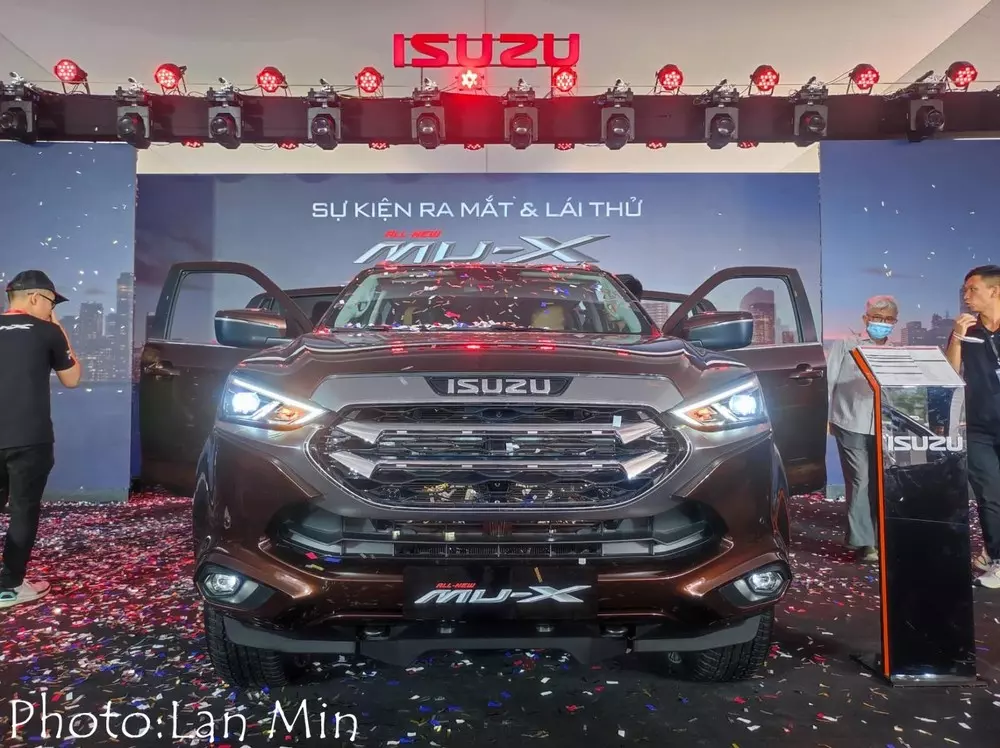 Đầu xe Isuzu mu-X 2022.