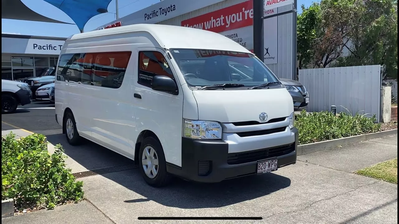 Toyota Hiace - Mẫu xe ô tô 9 chỗ đa dụng phổ biến