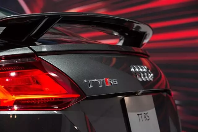 Audi-TT-RS-2021-than-xe