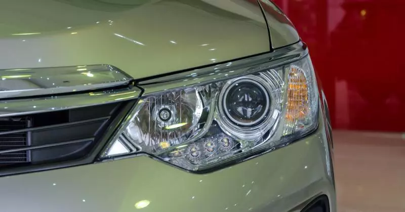 Đánh giá xe Toyota Camry 2016 có cụm đèn pha HID - Halogen công nghệ mới.