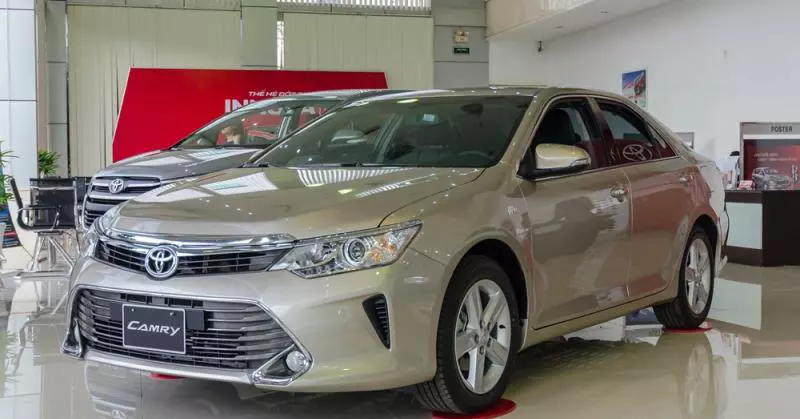 Đánh giá xe Toyota Camry 2016 có lưới tản nhiệt hình thang ngược với viền mạ crom.