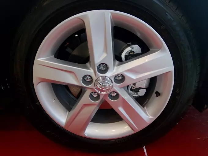 Đánh giá xe Toyota Camry 2016 có mâm 16-17 inch tùy phiên bản