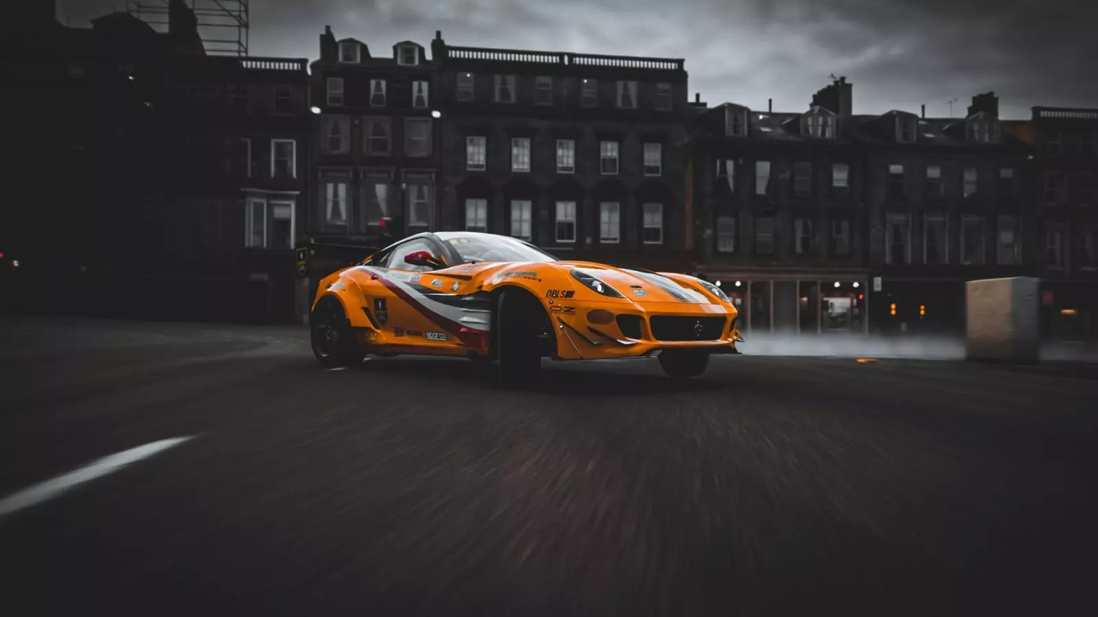 Ferrari Forza Horizon thực hiện kỹ thuật Drift trên đường đua tại London