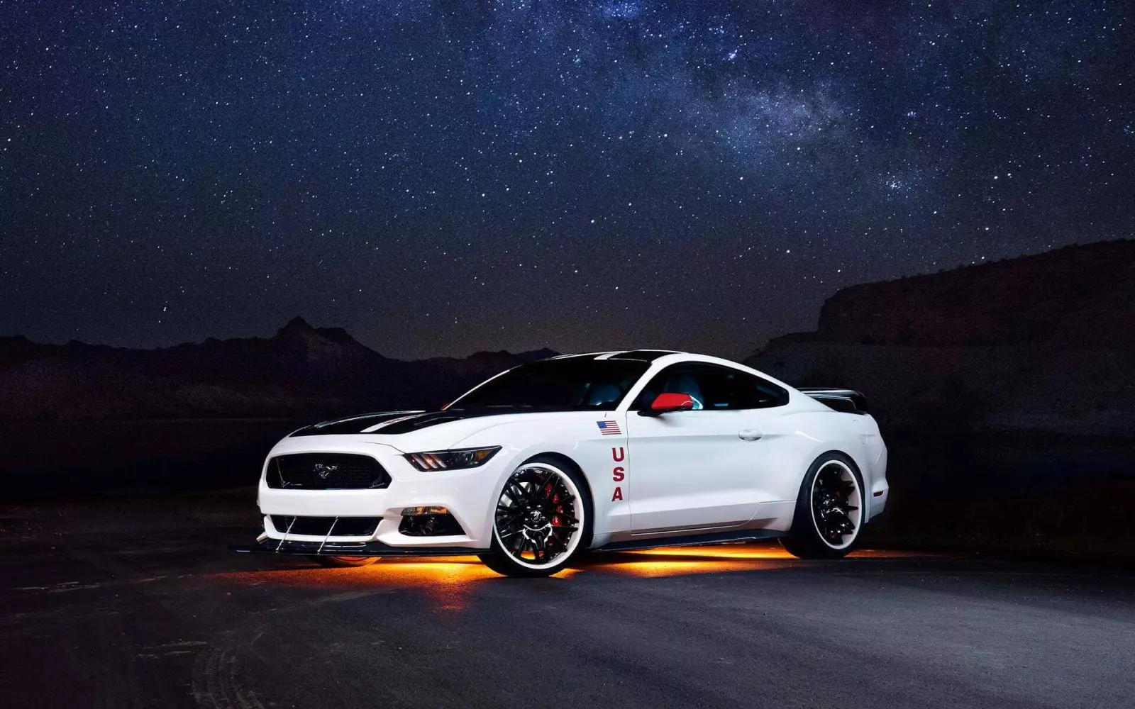 Ford Mustang độ đèn gầm trong đêm