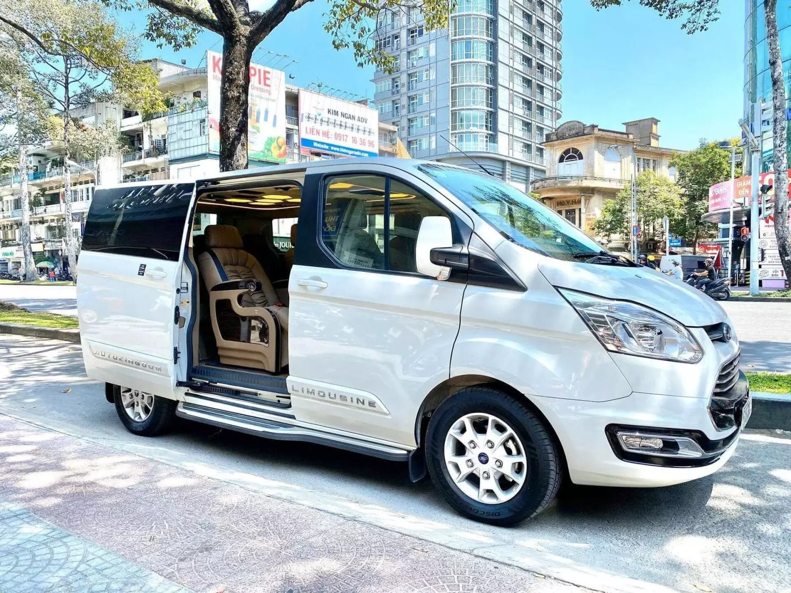 Ford Tourneo độ thành xe Limousine cao cấp