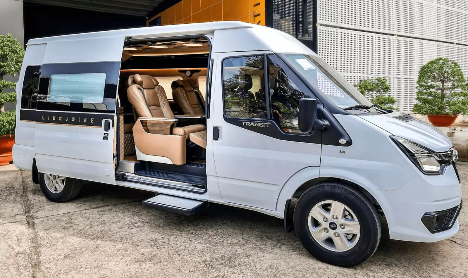 Ford Transit độ thành xe Limousine cao cấp