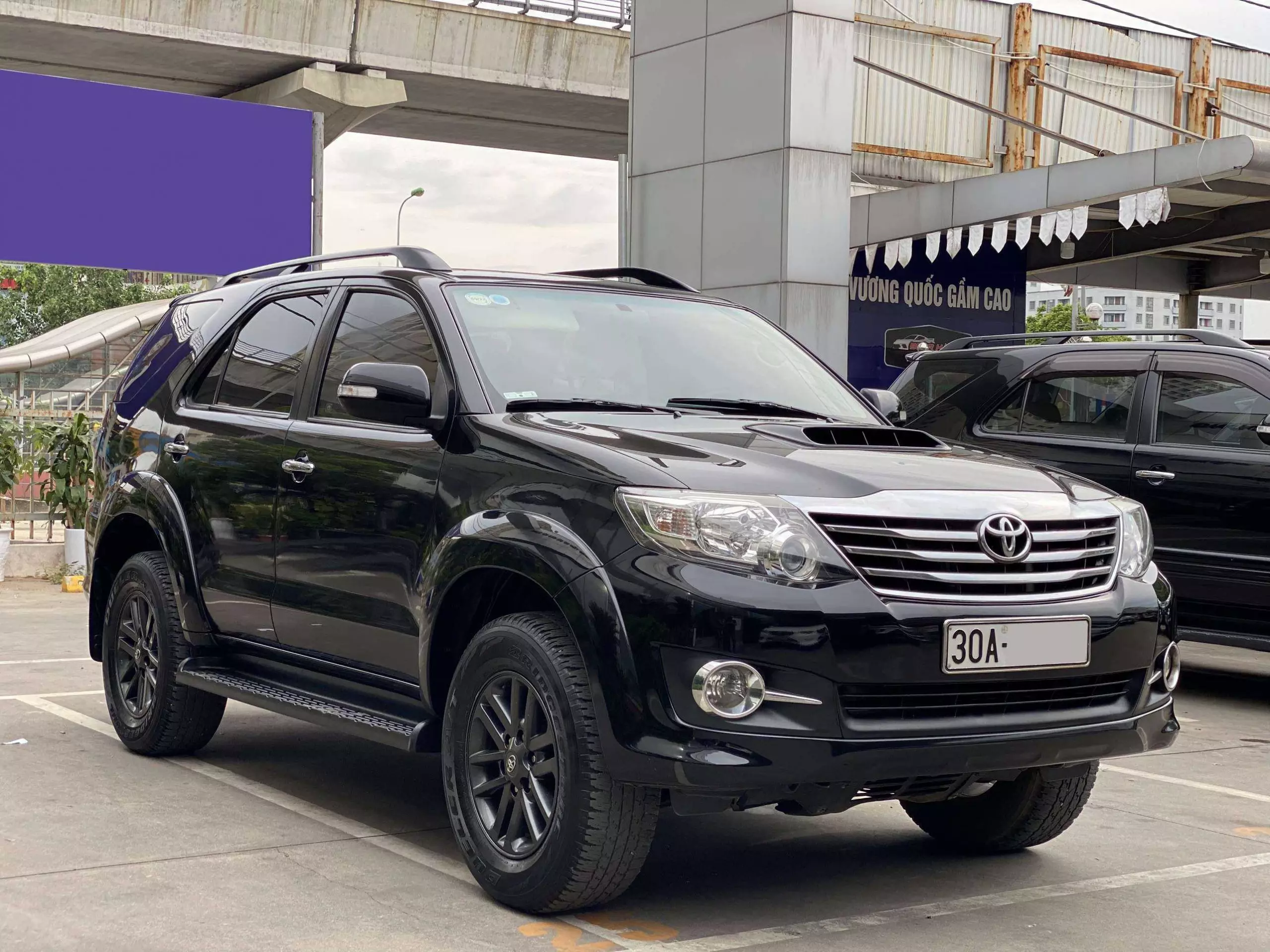 Đuôi xe Toyota Fortuner số sàn, máy dầu 2015 cũ