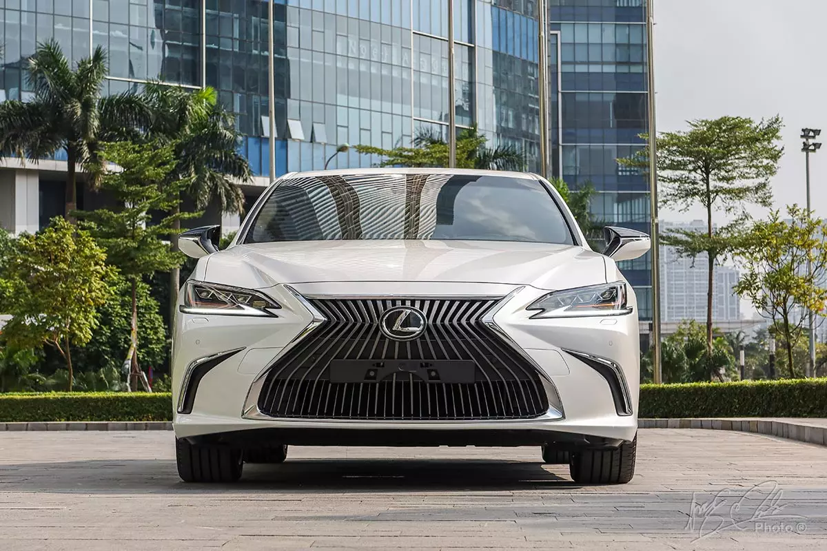 Đánh  <a href='https://giatoyota.vn/bang-gia-xe-lexus-kem-uu-dai-hap-dan-thang-12024-a970.html' title='giá xe lexus' class='hover-show-link replace-link-44'>giá xe lexus<span class='hover-show-content'></span></a>  ES 250 2020: Phần đầu có thiết kế khá giống với Lexus LS.