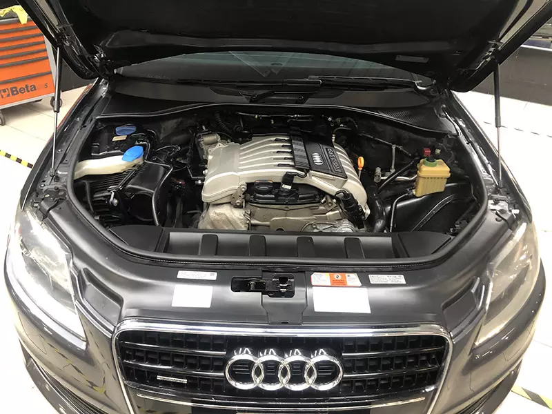 Audi Q7 cũ 2008 sơn một màu xanh ghi rất sạch sẽ khi quên rửa xe