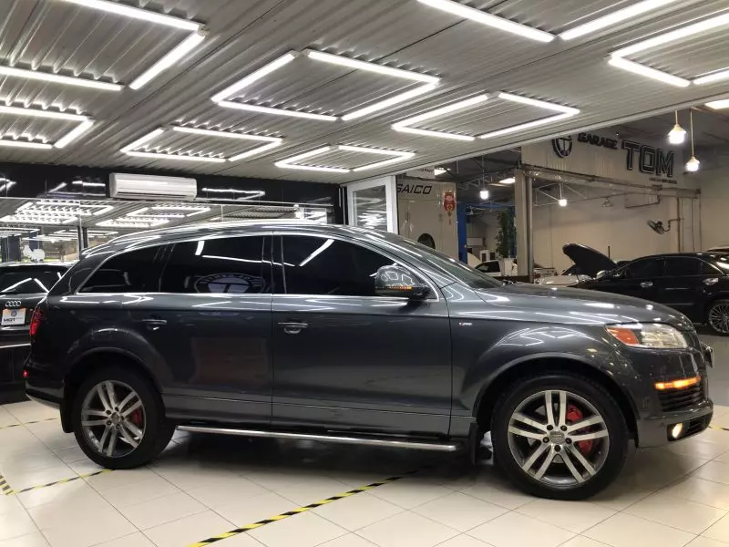 Khoang lái Audi Q7 được trang bị rất nhiều nút điều khiển và khi đi ban đêm, xe như 1 chuyên cơ với hàng loạt nút đều sáng đèn