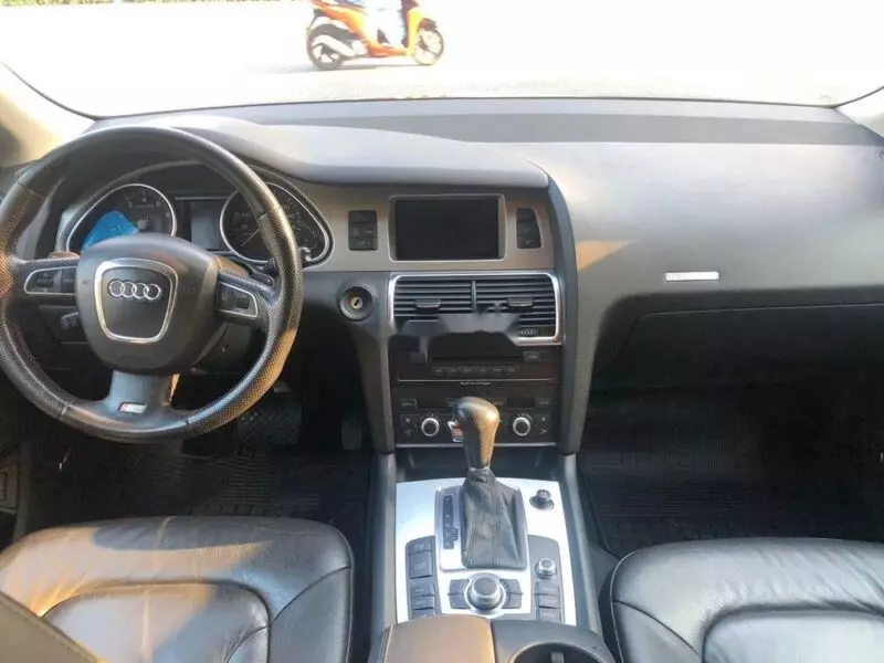 Hàng ghế thứ 3 trên Audi Q7 2008 cho 2 người lớn ngồi một cách thoải mái