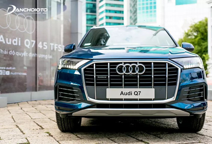 Taplo của Audi Q7 2024 được bọc da và ốp gỗ sang trọng